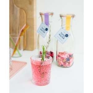 Pineut Tafelwater Aardbei, jasmijn en korenbloem - karaf gevuld met ingrediënten