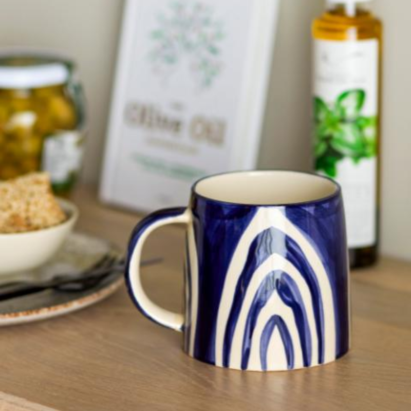 Mok met creatieve tekeningen blauw-wit