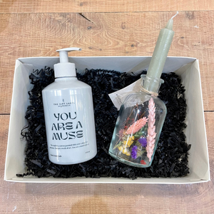 Wellnessbox "You Are a Muse" with flowers