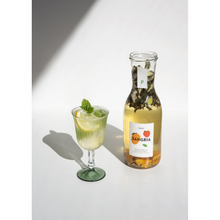 Afbeelding in Gallery-weergave laden, Pineut Sangria wit - karaf gevuld met ingrediënten
