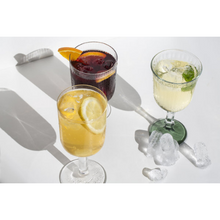 Afbeelding in Gallery-weergave laden, Pineut Sangria wit - karaf gevuld met ingrediënten
