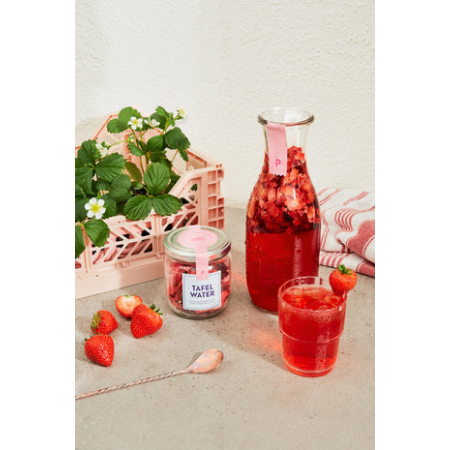 
                  
                    Pineut Tafelwater Aardbei en hibiscus - karaf gevuld met ingrediënten
                  
                