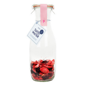 Pineut Tafelwater Aardbei en hibiscus - karaf gevuld met ingrediënten
