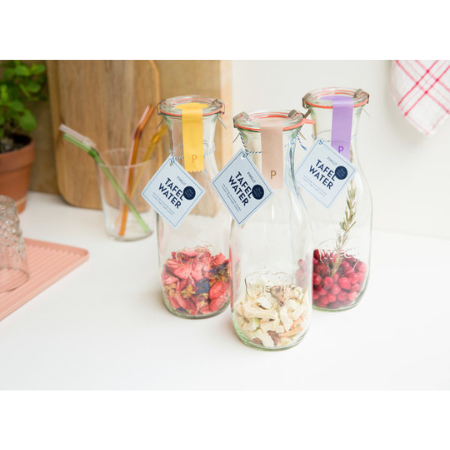 
                  
                    Pineut Tafelwater Aardbei, jasmijn en korenbloem - karaf gevuld met ingrediënten
                  
                