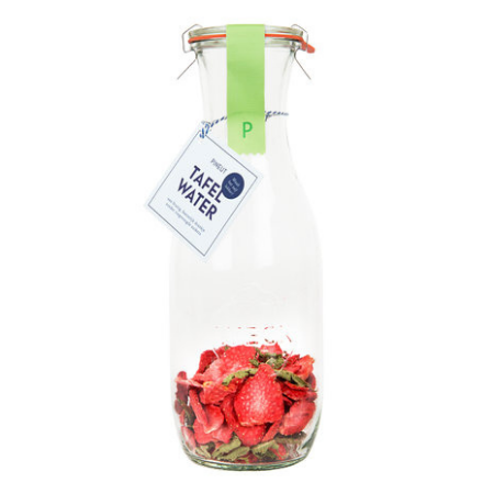 
                  
                    Pineut Tafelwater Aardbei en Verveine - karaf gevuld met ingrediënten
                  
                