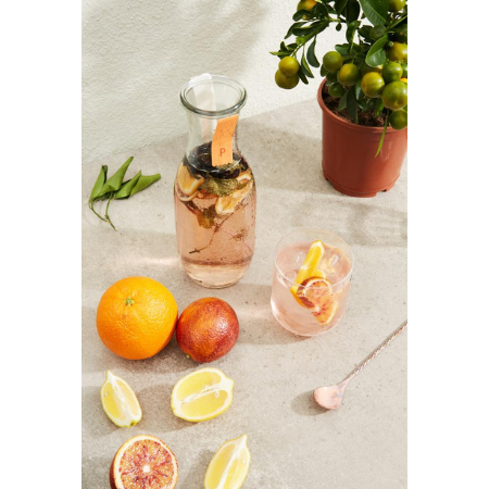 
                  
                    Pineut Tafelwater Citrus, Munt en Blauwe Bes - karaf gevuld met ingrediënten
                  
                