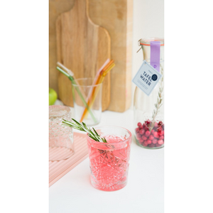 Pineut Tafelwater Cranberry, kers en rozemarijn - karaf gevuld met ingrediënten