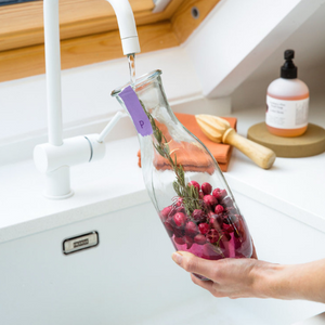 Pineut Tafelwater Cranberry, kers en rozemarijn - karaf gevuld met ingrediënten