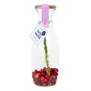 Pineut Tafelwater Cranberry, kers en rozemarijn - karaf gevuld met ingrediënten