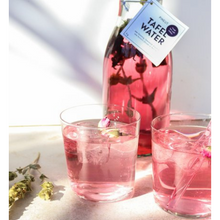 Afbeelding in Gallery-weergave laden, Pineut Tafelwater Roos, Bergthee en Hibiscus - karaf gevuld met ingrediënten
